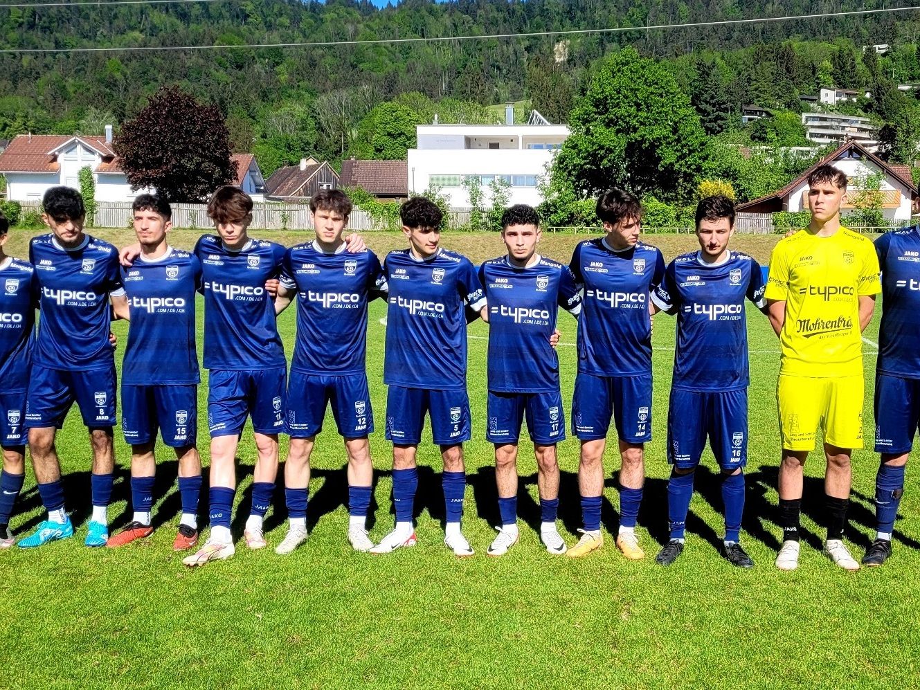 Das 1b Team spielt bereits um 14.30 Uhr gegen die SPG Großwalsertal 1b. UND mit Tabellenplatz 3 in der 3. Landesklasse sind auch die LOCHAU JUNIORS auf Erfolgskurs. Das 1b Team spielt bereits um 14.30 Uhr gegen die SPG Großwalsertal 1b. UND mit Tabellenplatz 3 in der 3. Landesklasse sind auch die LOCHAU JUNIORS auf Erfolgskurs.