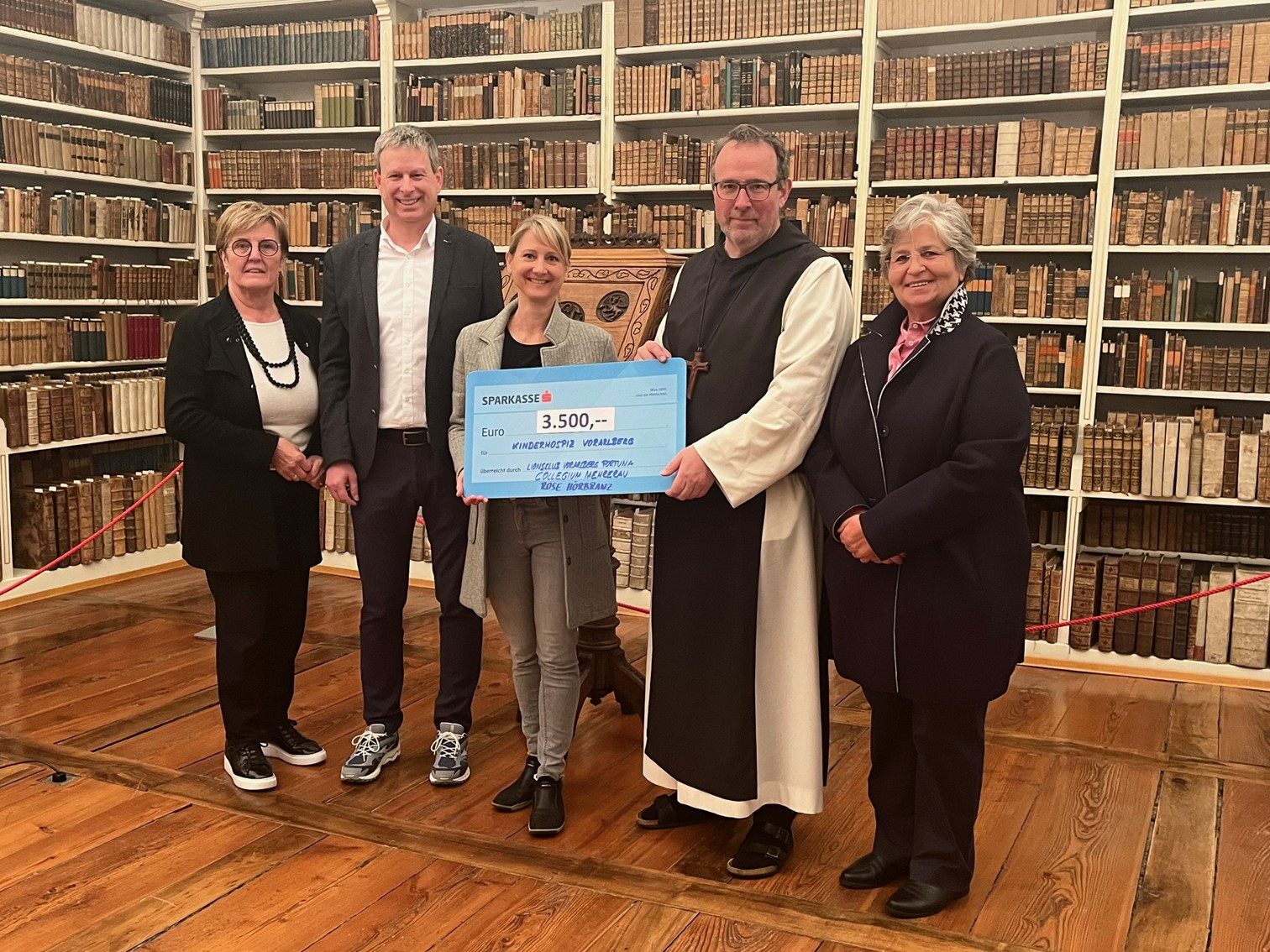 Das Bild zeigt Marie-Luise Dietrich, Mag. Christian Kusche, Abt Vinzenz Wohlwend OCist. und Andrea Helbok mit Gisela Rauscher von Hospiz für Kinder. Das Bild zeigt Marie-Luise Dietrich, Mag. Christian Kusche, Abt Vinzenz Wohlwend OCist. und Andrea Helbok mit Gisela Rauscher von Hospiz für Kinder.