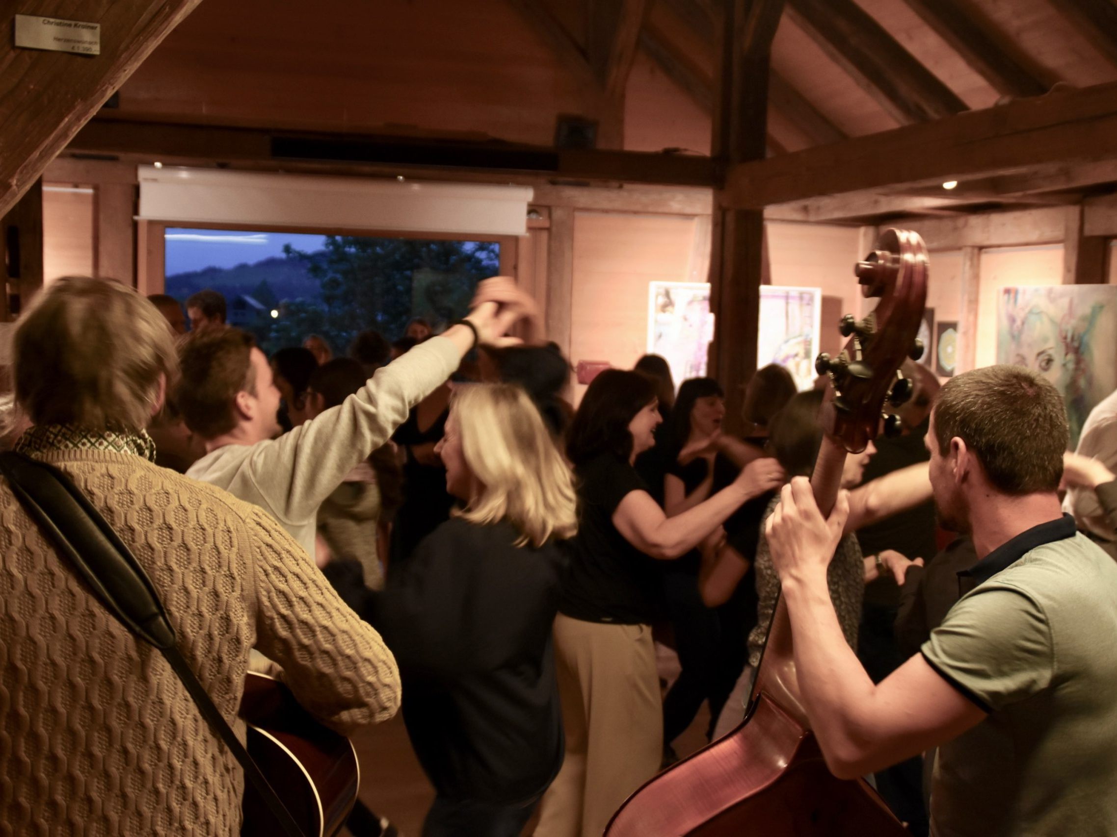 Mit-Tanzen zu Live-Musik Mit-Tanzen zu Live-Musik