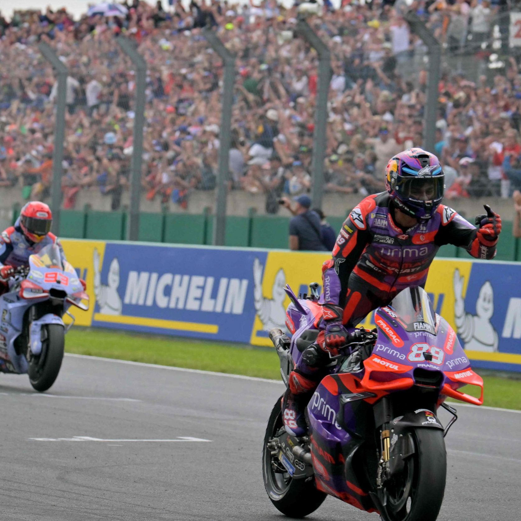 Jorge Martin jubelt über seinen MotoGP-Sieg in Le Mans.