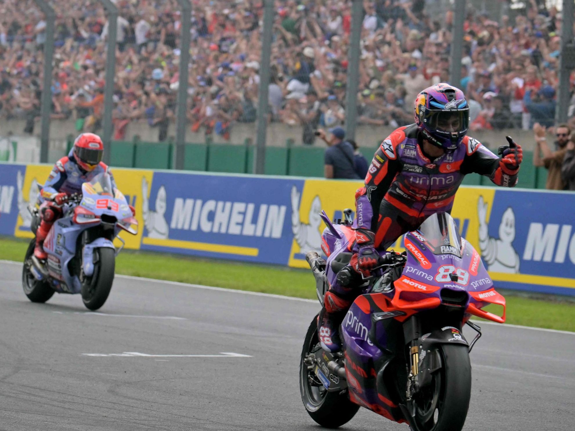 Jorge Martin jubelt über seinen MotoGP-Sieg in Le Mans.