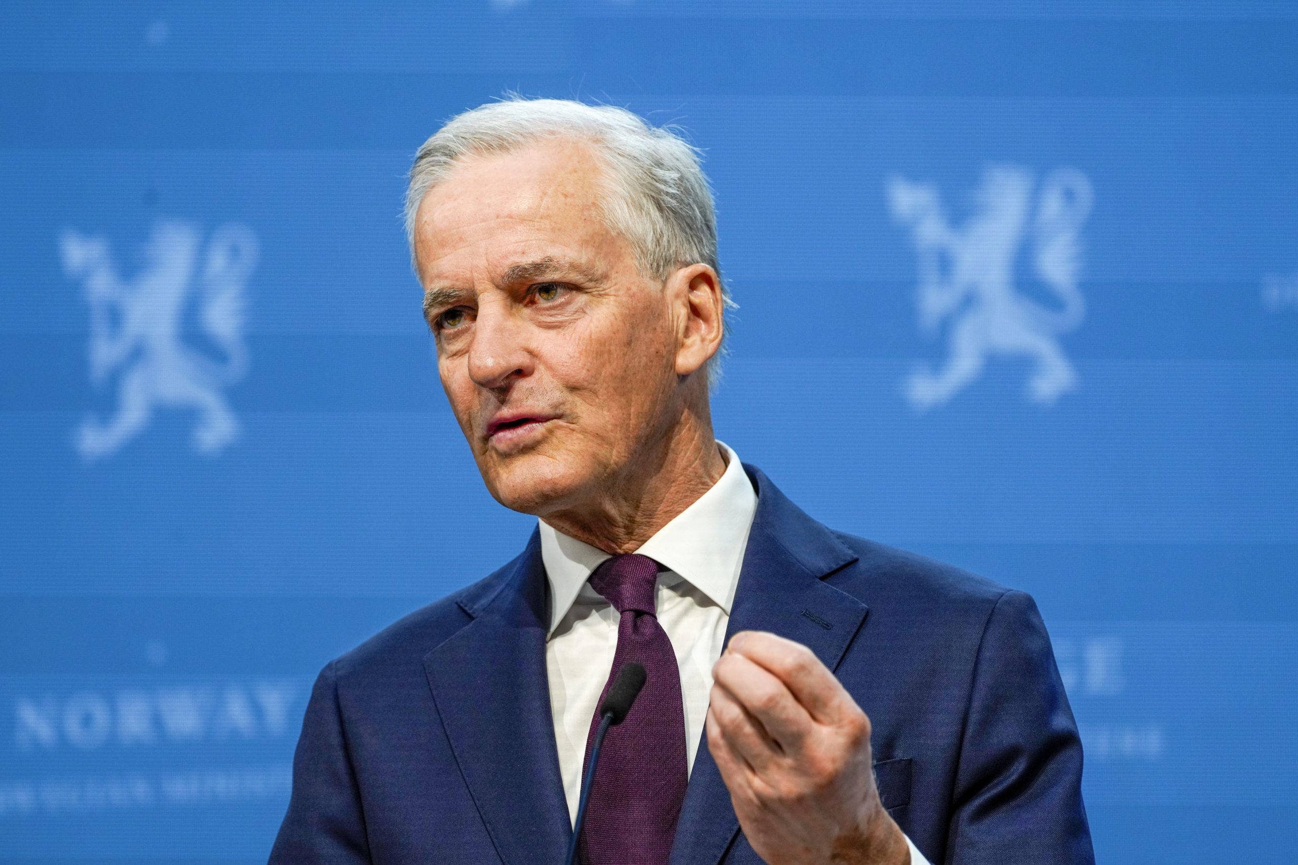 Der norwegische Ministerpräsident Jonas Gahr Støre spricht während einer Pressekonferenz in Oslo Der norwegische Ministerpräsident Jonas Gahr Støre spricht während einer Pressekonferenz in Oslo