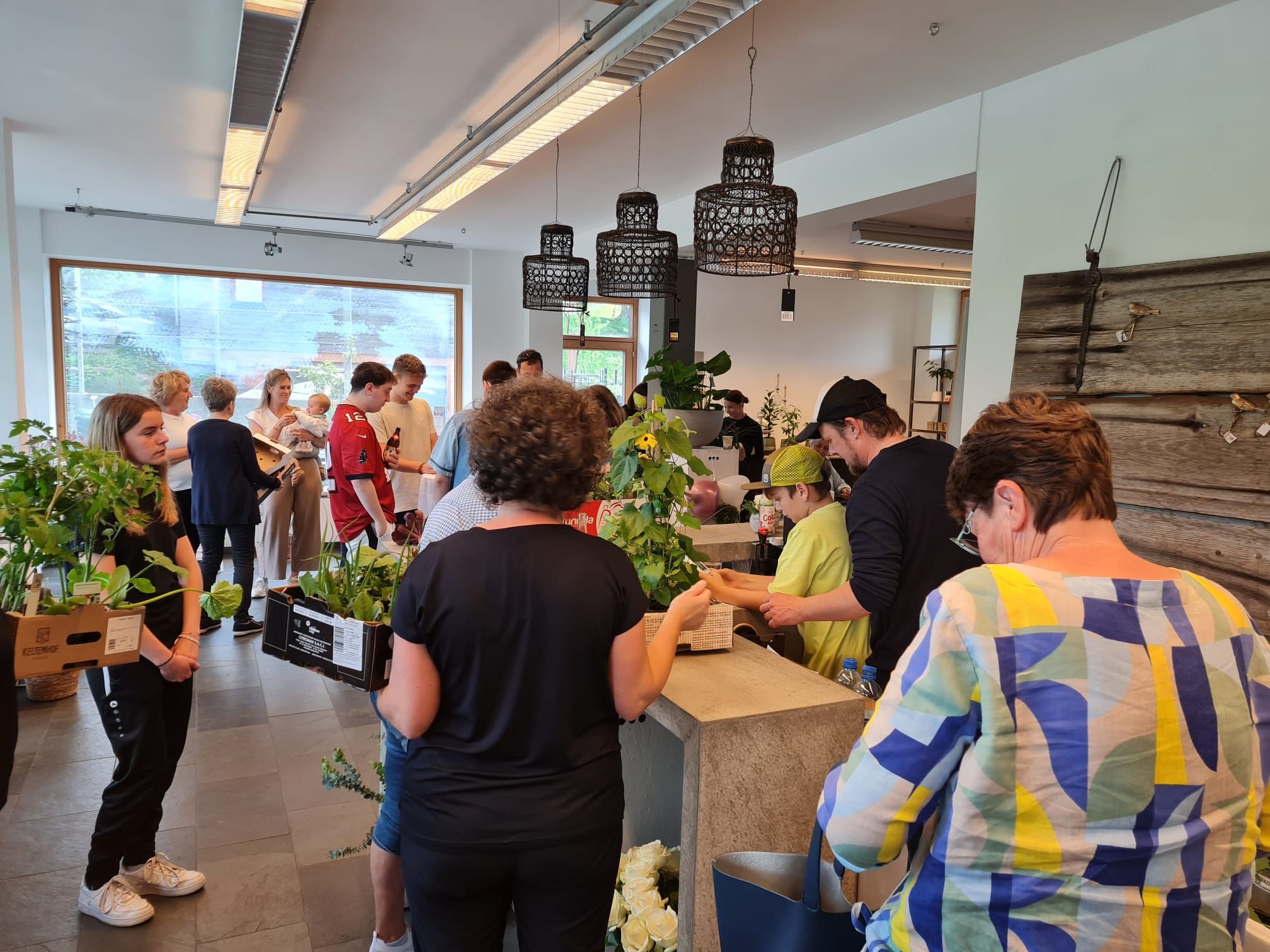 Viele BesucherInnen aus nah und fern ber der Neueröffnung