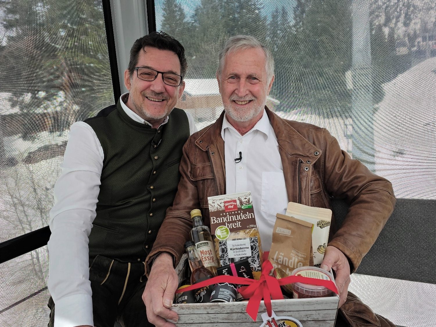Peter Matt (re) vom Krankenpflegeverein Außermontafon ist zu Gast bei Andreas Seeburger (li) in der Muttersberg Fernsehgondel und fordert von der Politik mehr und effizienteren Einsatz im sozialen Bereich. Peter Matt (re) vom Krankenpflegeverein Außermontafon ist zu Gast bei Andreas Seeburger (li) in der Muttersberg Fernsehgondel und fordert von der Politik mehr und effizienteren Einsatz im sozialen Bereich.