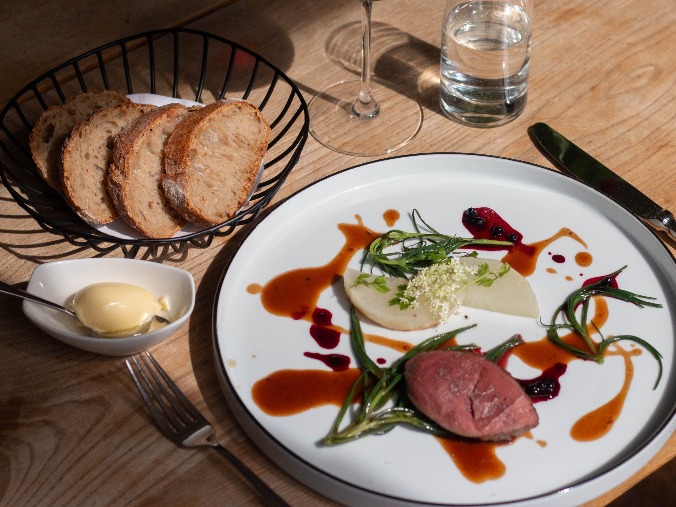 Das 2-Hauben-Restaurant "Pichlmaiers zum Herkner" in Wien-Hernals setzt nun vorwiegend auf nachhaltige Bio-Produkte. Das 2-Hauben-Restaurant "Pichlmaiers zum Herkner" in Wien-Hernals setzt nun vorwiegend auf nachhaltige Bio-Produkte.