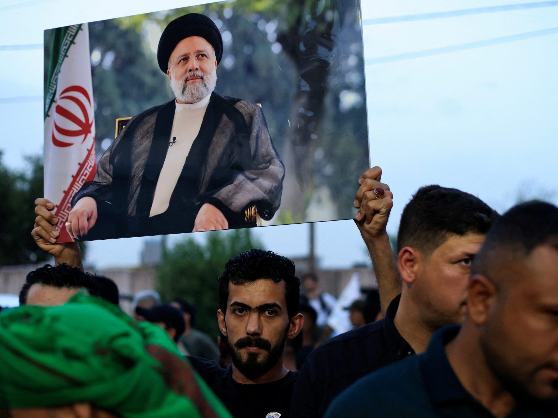 Im Iran werden nach dem Tod Raisis geheime Partys veranstaltet, während die Propaganda das Straßenbild dominiert.