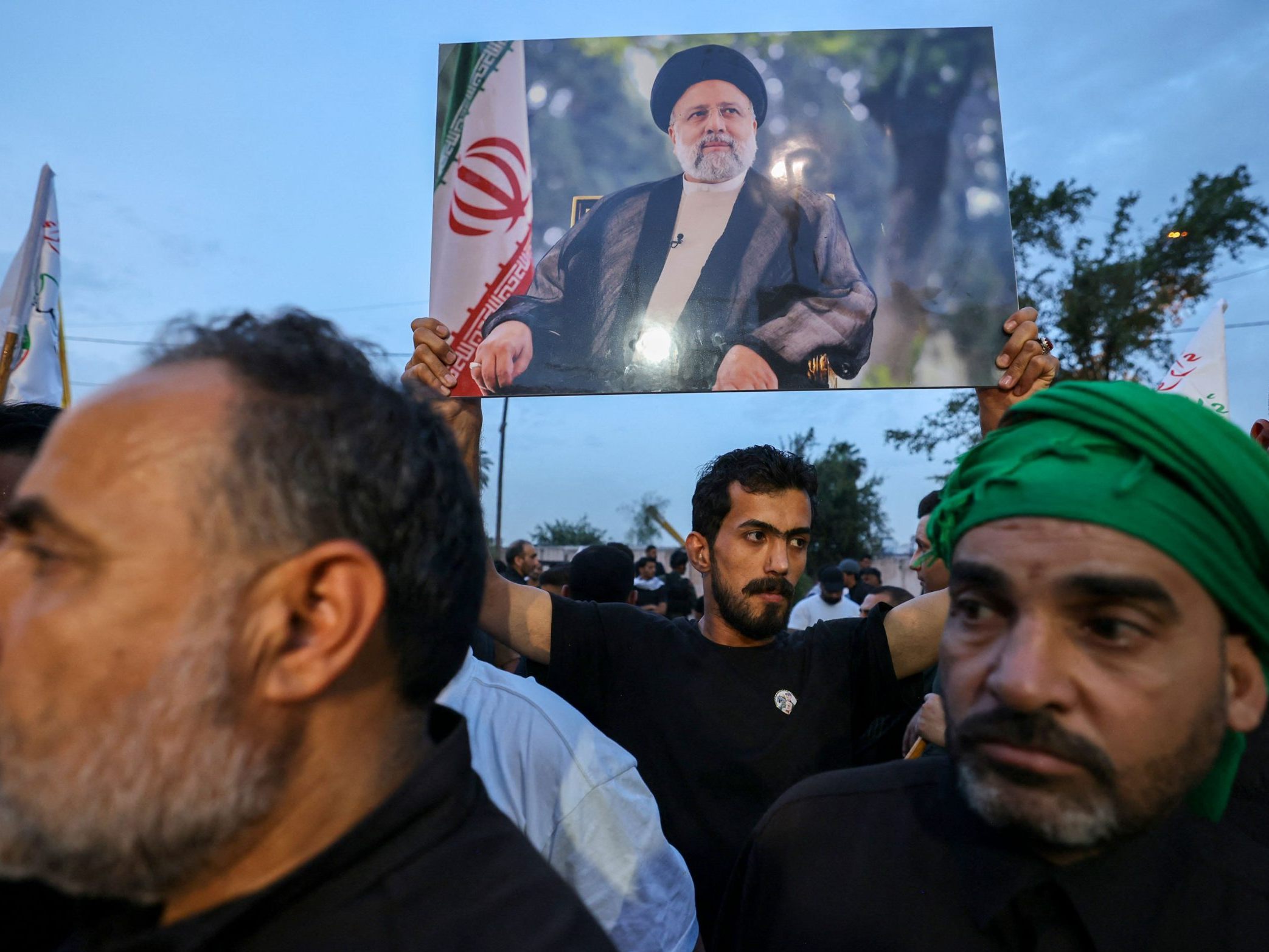 Tausende Iraner gehen nach dem Tod von Raisi auf die Straßen.