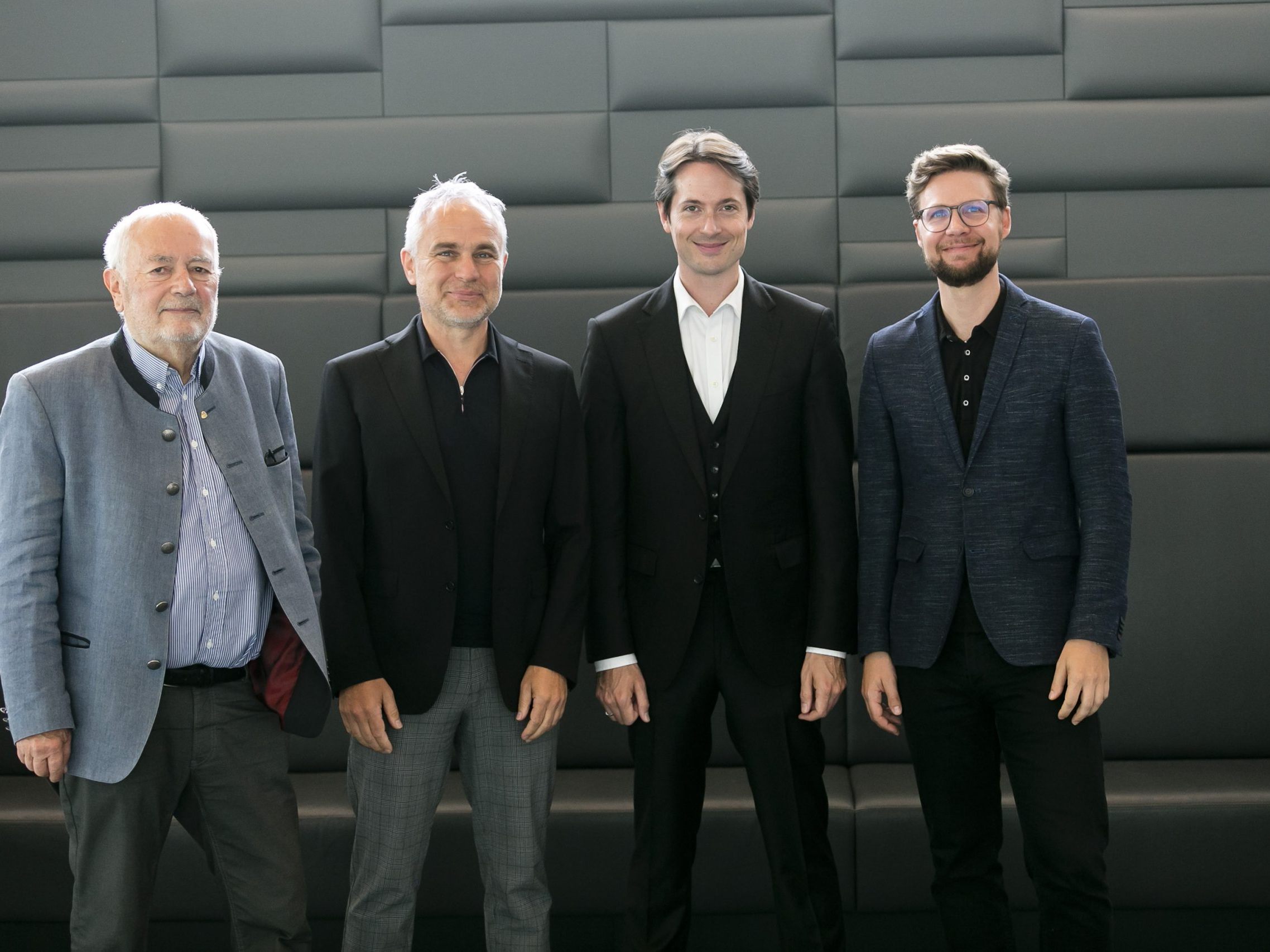 Das Programm präsentierten im Casino Bregenz (von links nach rechts) SOV-Vizepräsident und Moderator Dr. Wolfgang Burtscher, Präsident Manfred Schnetzer, Chefdirigent Leo McFall und Geschäftsführer Sebastian Hazod. Das Programm präsentierten im Casino Bregenz (von links nach rechts) SOV-Vizepräsident und Moderator Dr. Wolfgang Burtscher, Präsident Manfred Schnetzer, Chefdirigent Leo McFall und Geschäftsführer Sebastian Hazod.