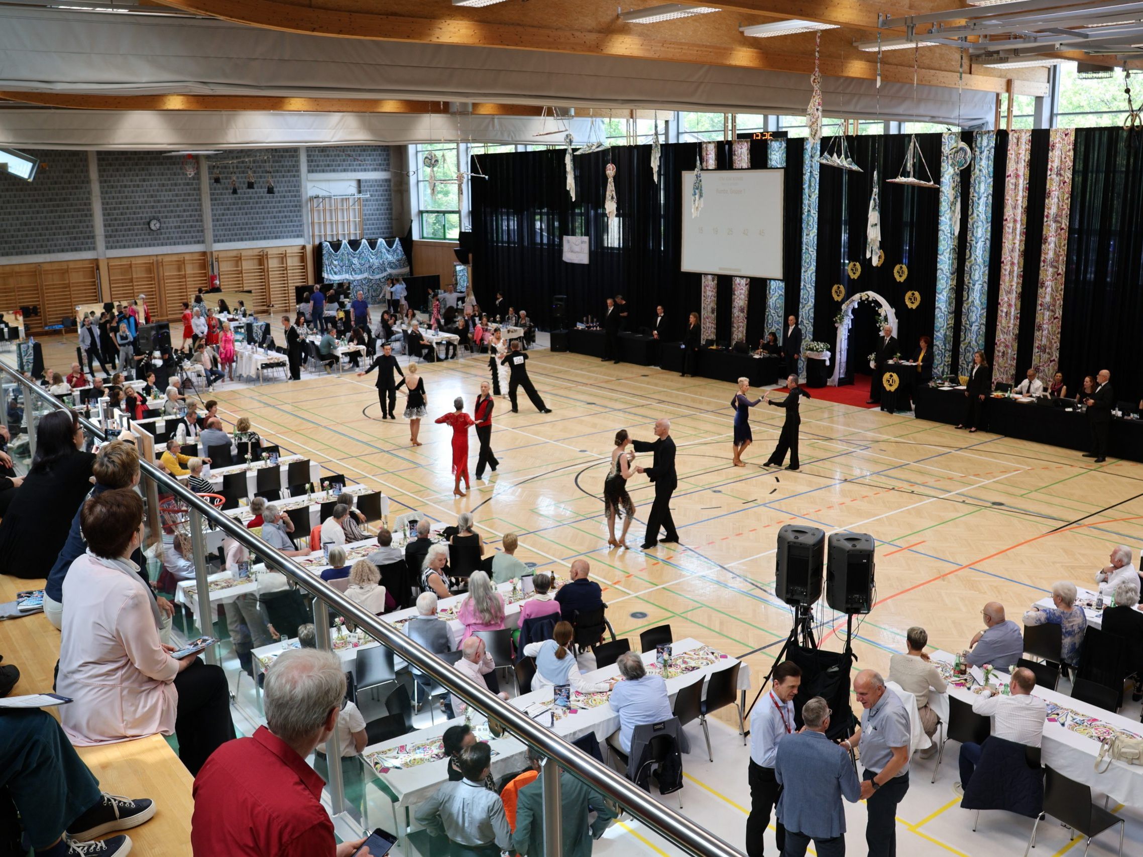 Tolles Ambiente in der schön dekorierten Halle! Tolles Ambiente in der schön dekorierten Halle!