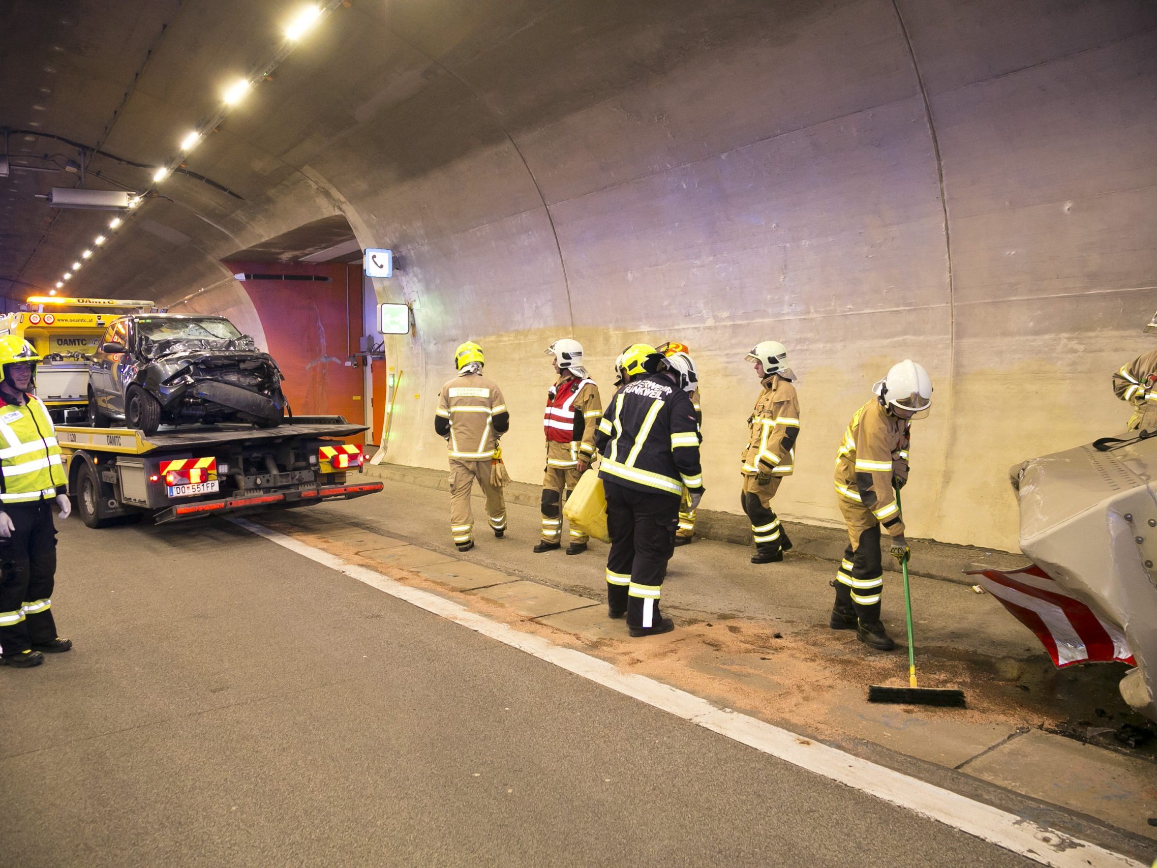 Der Lenker wurde ins Krankenhaus gebracht, das Auto erlitt einen Totalschaden. Der Lenker wurde ins Krankenhaus gebracht, das Auto erlitt einen Totalschaden.
