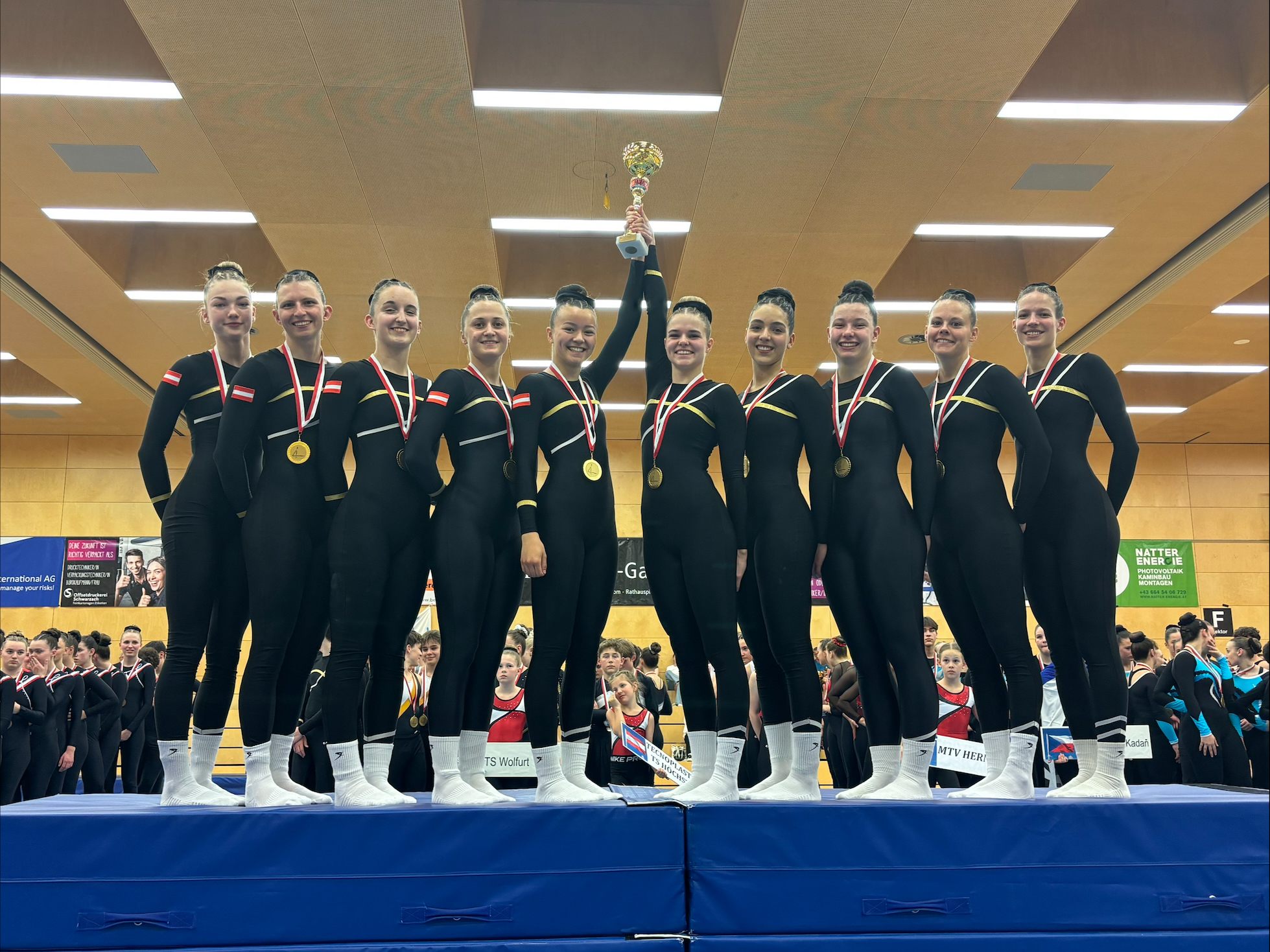 Die Mädchen des Senior-Teams freute sich über Rang 1. Die Mädchen des Senior-Teams freute sich über Rang 1.