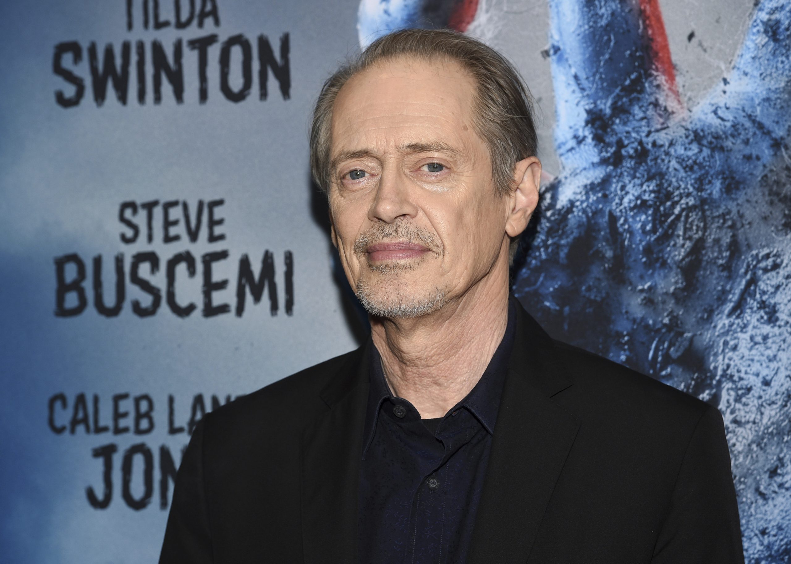  Buscemi wurde laut Polizei und seinem Sprecher am Mittwoch, den 8. Mai 2024, von einem zufälligen Angreifer auf einer Straße in New York City ins Gesicht geschlagen. 