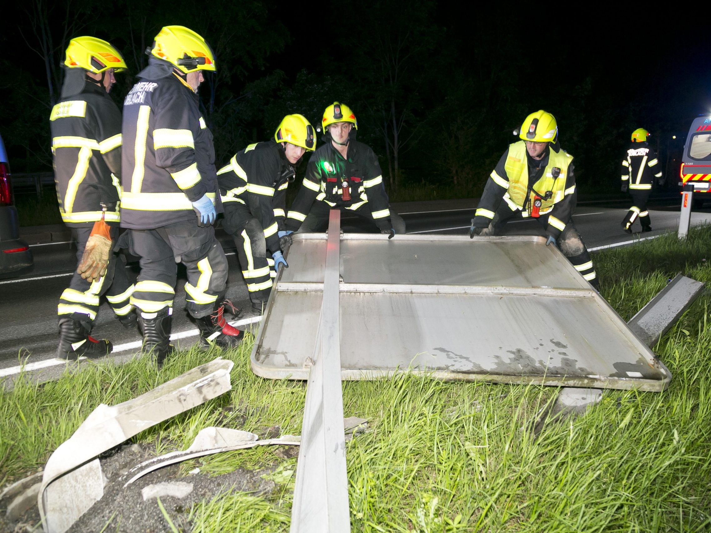 Pkw rammte Verkehrsschild in Koblach. Pkw rammte Verkehrsschild in Koblach.