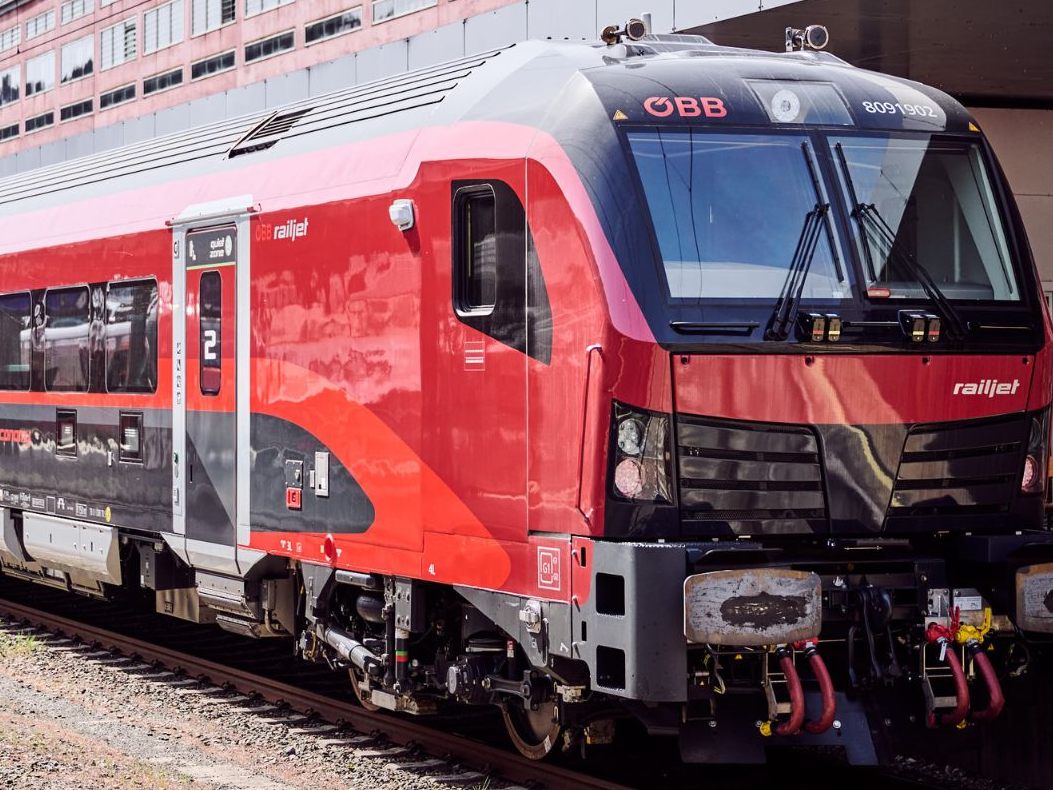 Aufgrund von Bauarbeiten zwischen Rosenheim und Salzburg kommt es im Schienenverkehr zu erheblichen Verzögerungen Aufgrund von Bauarbeiten zwischen Rosenheim und Salzburg kommt es im Schienenverkehr zu erheblichen Verzögerungen