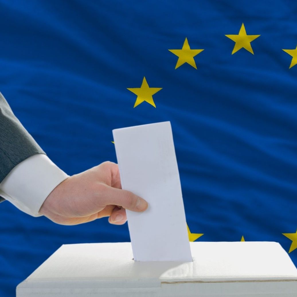 Wer am Wahltag nicht in seinem eigenen Wahllokal wählen kann oder will, kann mit einer Wahlkarte in einem anderen Wahllokal oder per Briefwahl seine Stimme abgeben.