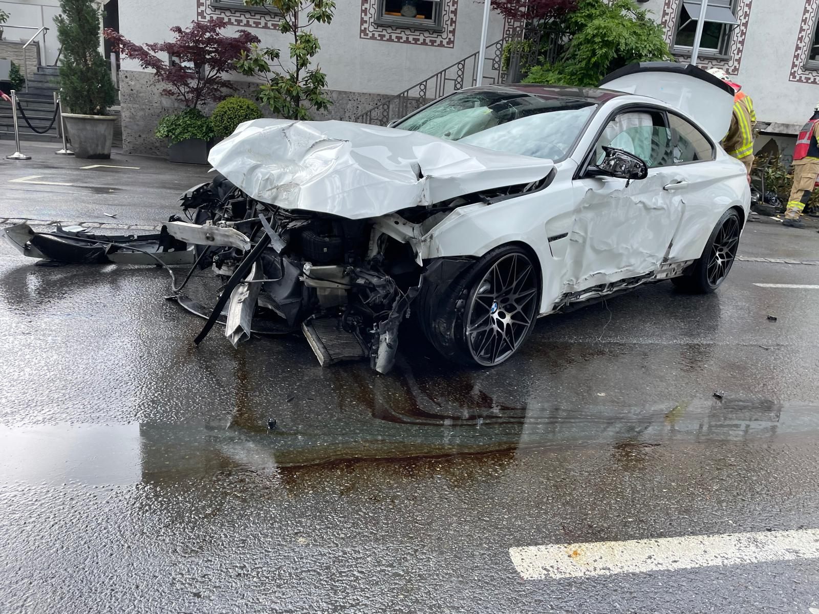 Der BMW wurde bei dem Unfall stark beschädigt. Der BMW wurde bei dem Unfall stark beschädigt.