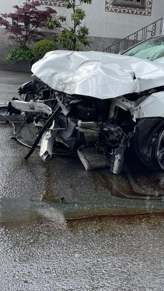 Der BMW wurde bei dem Unfall stark beschädigt.