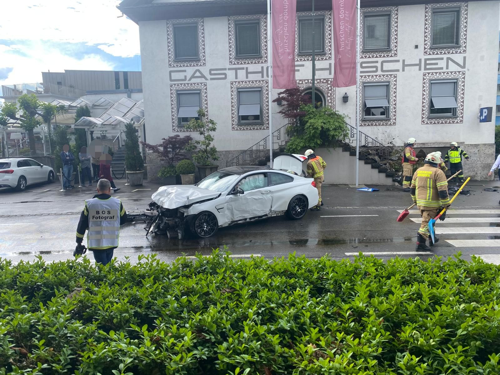 Der BMW wurde total beschädigt. Der BMW wurde total beschädigt.