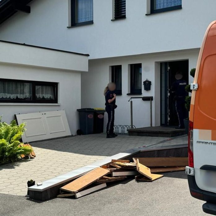 Zwei Bauarbeiter wurden mit einem Messer angegriffen.