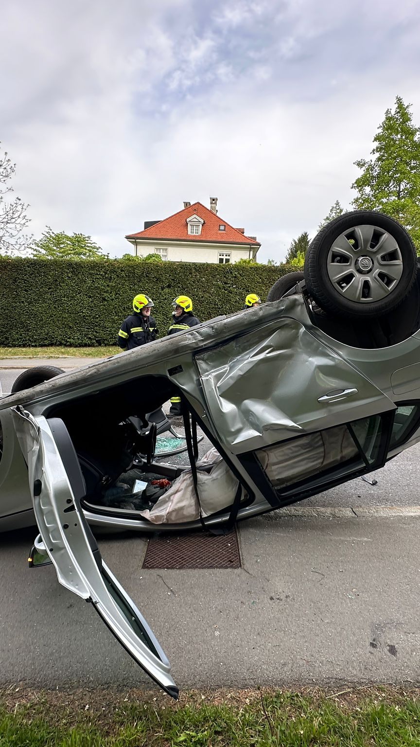 Das Auto überschlug sich im Kreuzungsbereich.