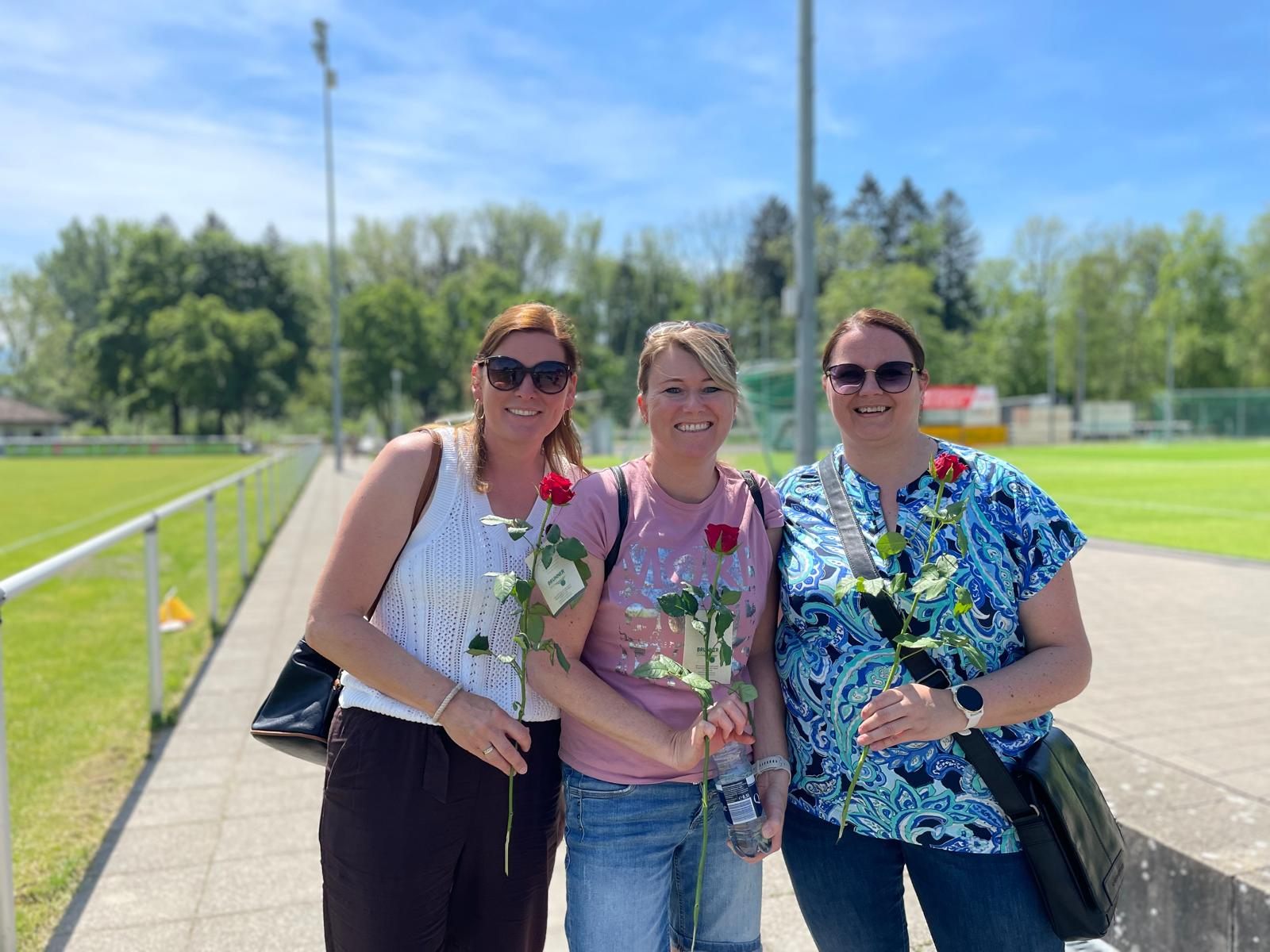 Als Dank für ihre Unterstützung gab es Rosen für die Höchster Mamas. Als Dank für ihre Unterstützung gab es Rosen für die Höchster Mamas.