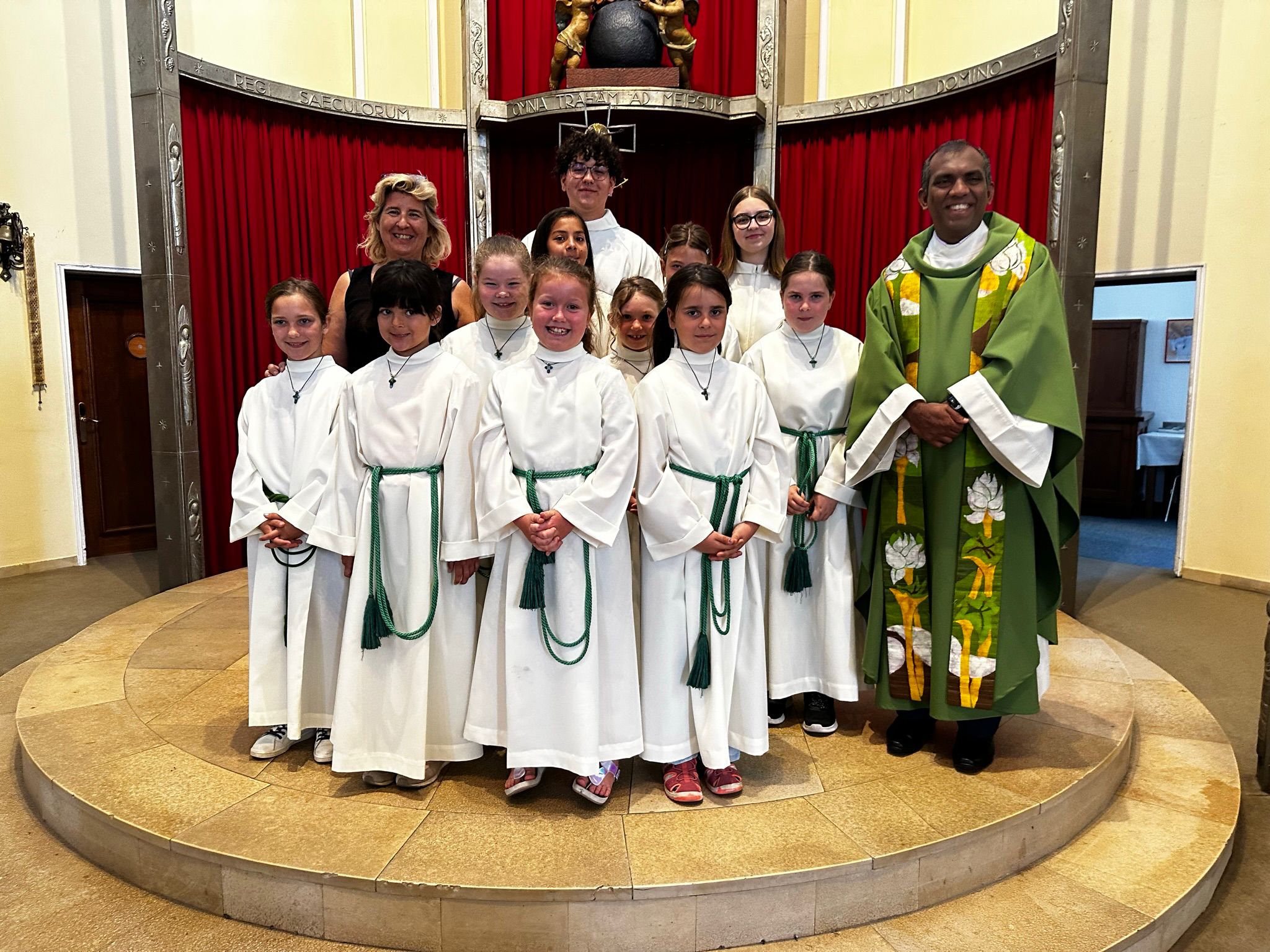 Der 20-Jährige Pädagoge mit seiner Ministranten-Gruppe. Der 20-Jährige Pädagoge mit seiner Ministranten-Gruppe.