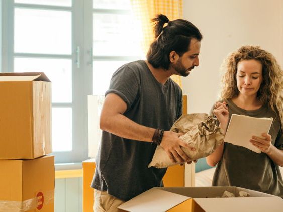 Gerade für junge Paare wird Wohnen immer mehr zur enormen Belastung.