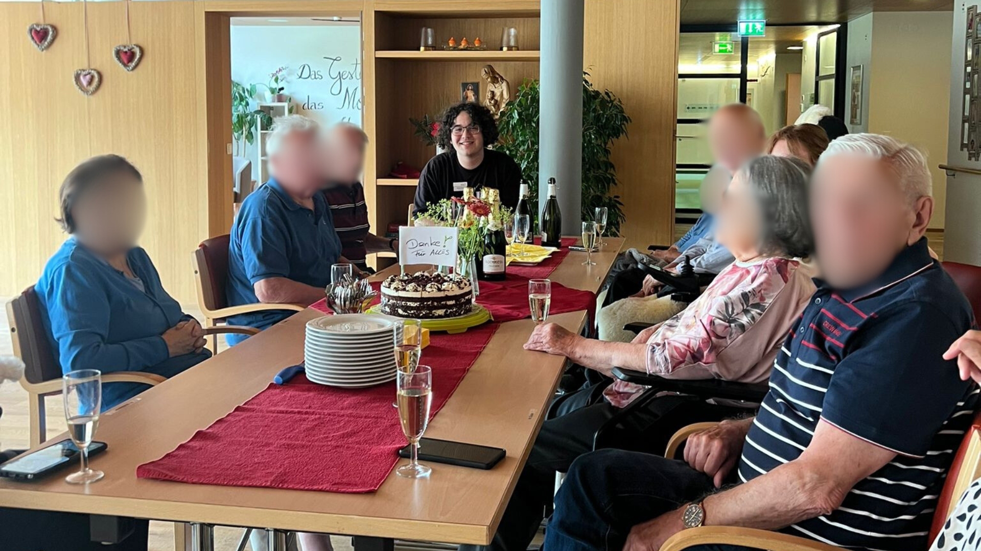 Patrick wurde an seinem letzten Tag mit Sekt und Kuchen überrascht. Patrick wurde an seinem letzten Tag mit Sekt und Kuchen überrascht.