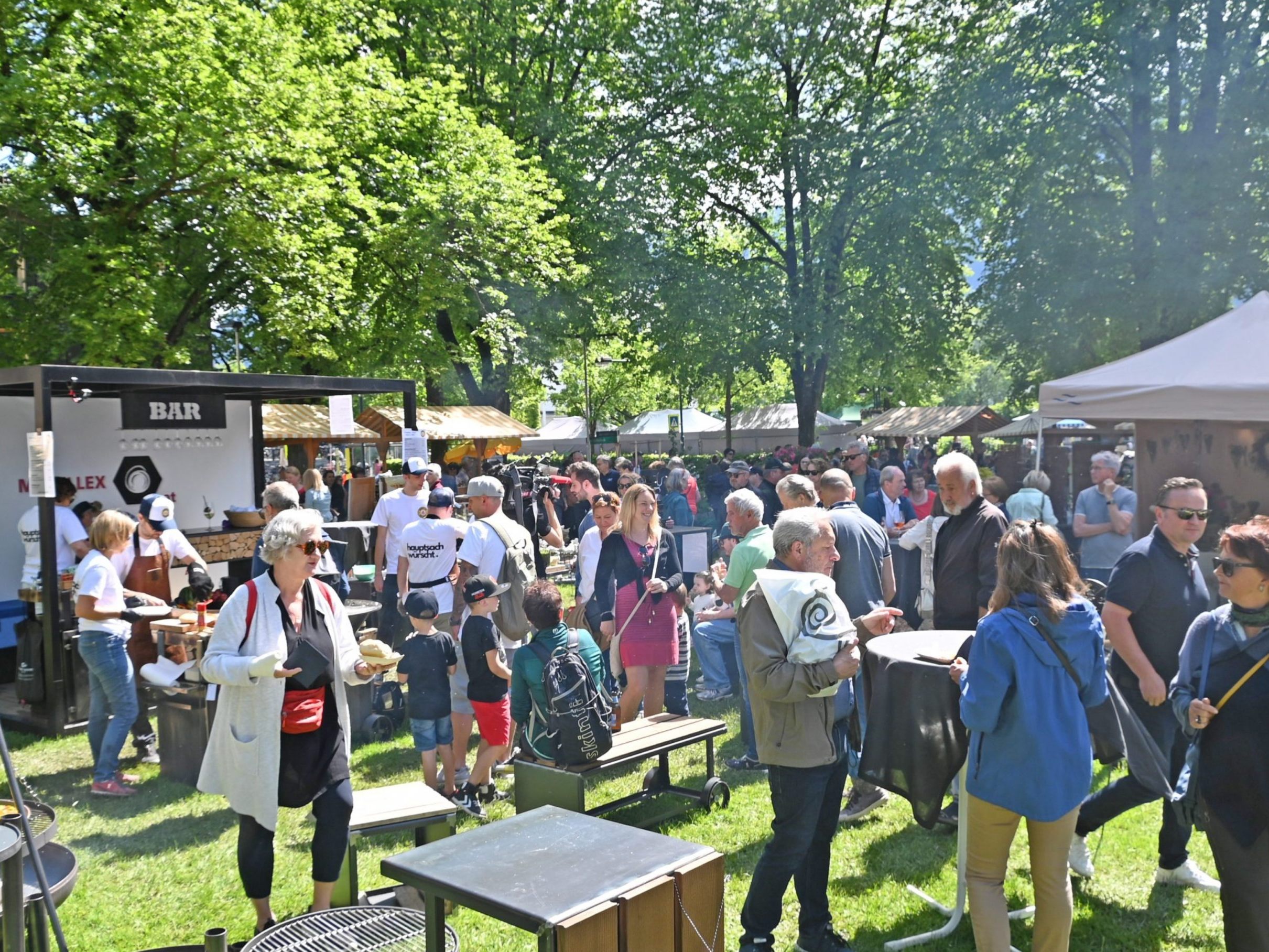Bei bestem Wetter erfreute sich der Markt am Altacher Dorfplatz auch in diesem Jahr sehr großer Beliebtheit. Bei bestem Wetter erfreute sich der Markt am Altacher Dorfplatz auch in diesem Jahr sehr großer Beliebtheit.