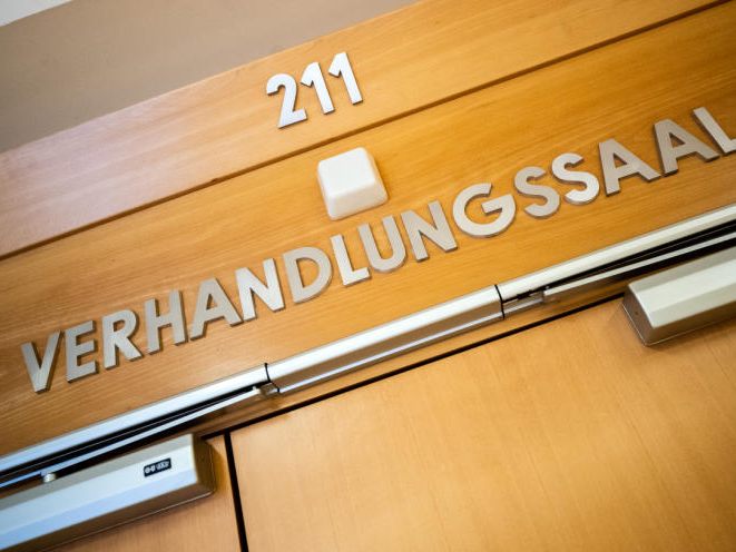 Der Prozess gegen eine Teenie-Schutzgeld-Erpresser-Bande startet.