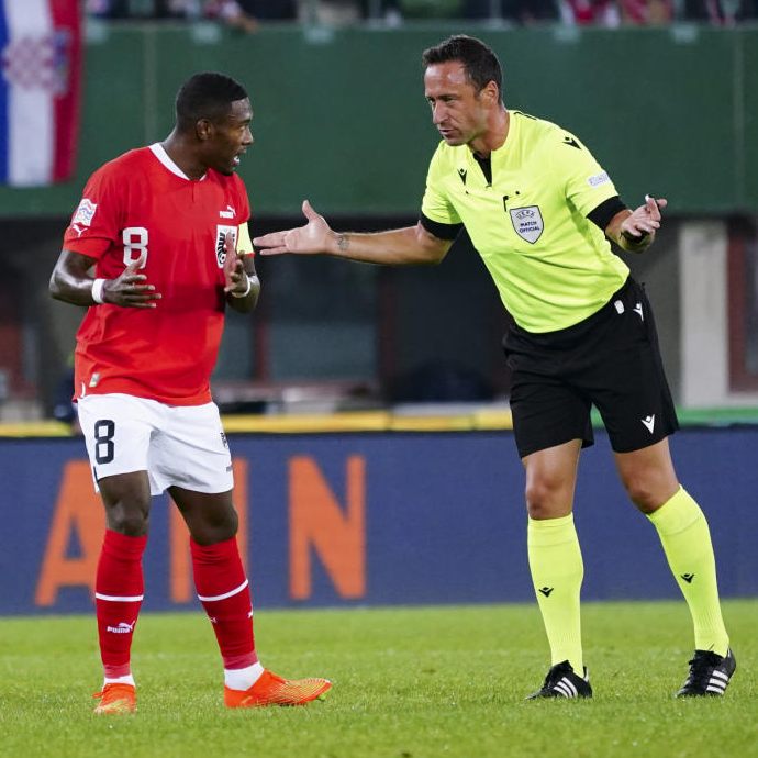 Schiedsrichter sollen strittige Szenen nur mit Kapitänen klären.