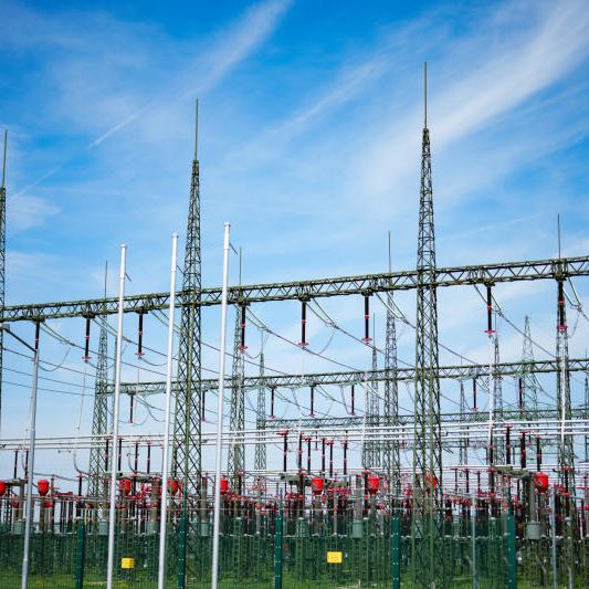 Der Großhandelspreis für Strom steigt im Juni.