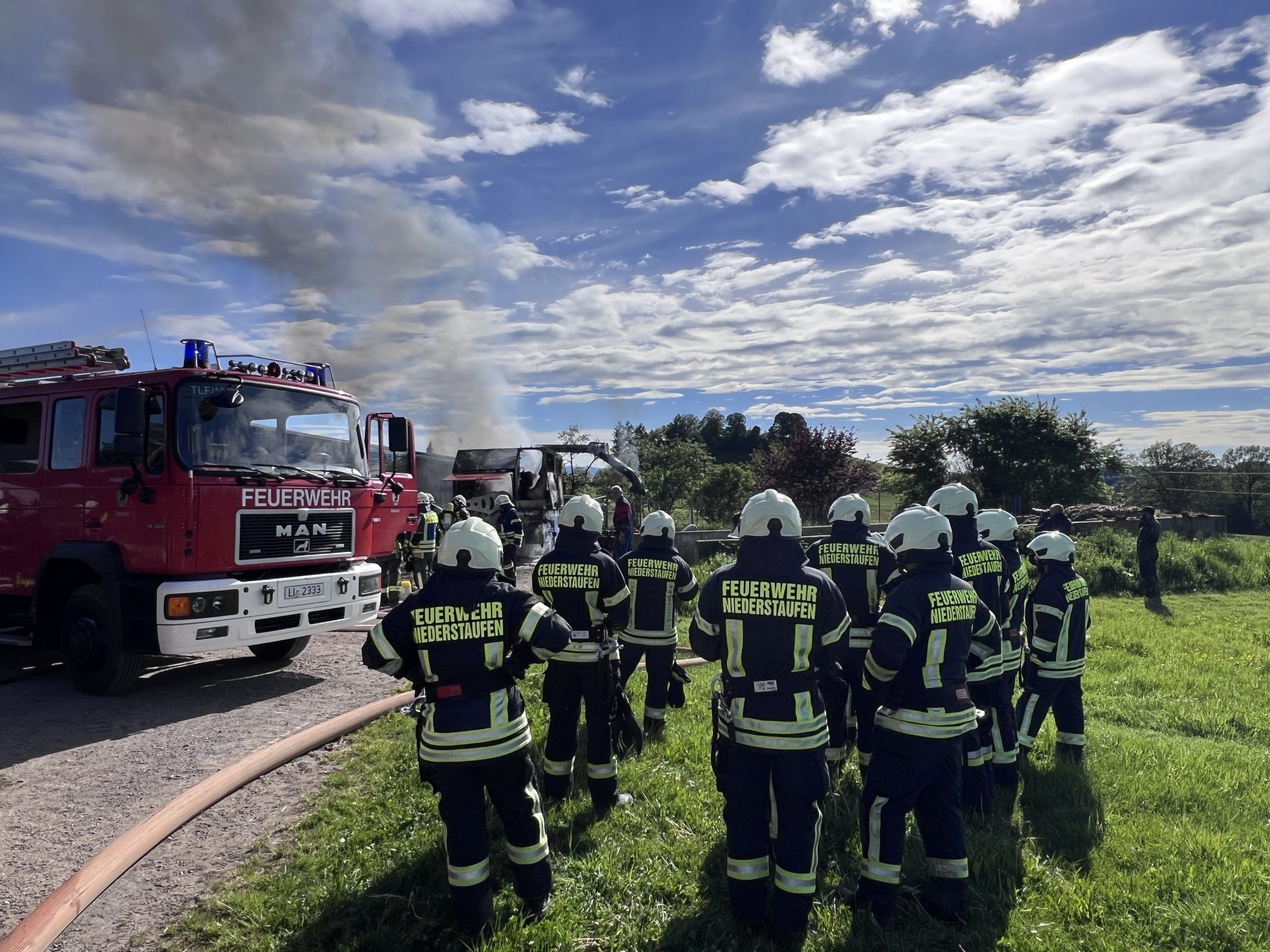 Ein brennender Güllewagen sorgte für einen Großeinsatz der Feuerwehr.