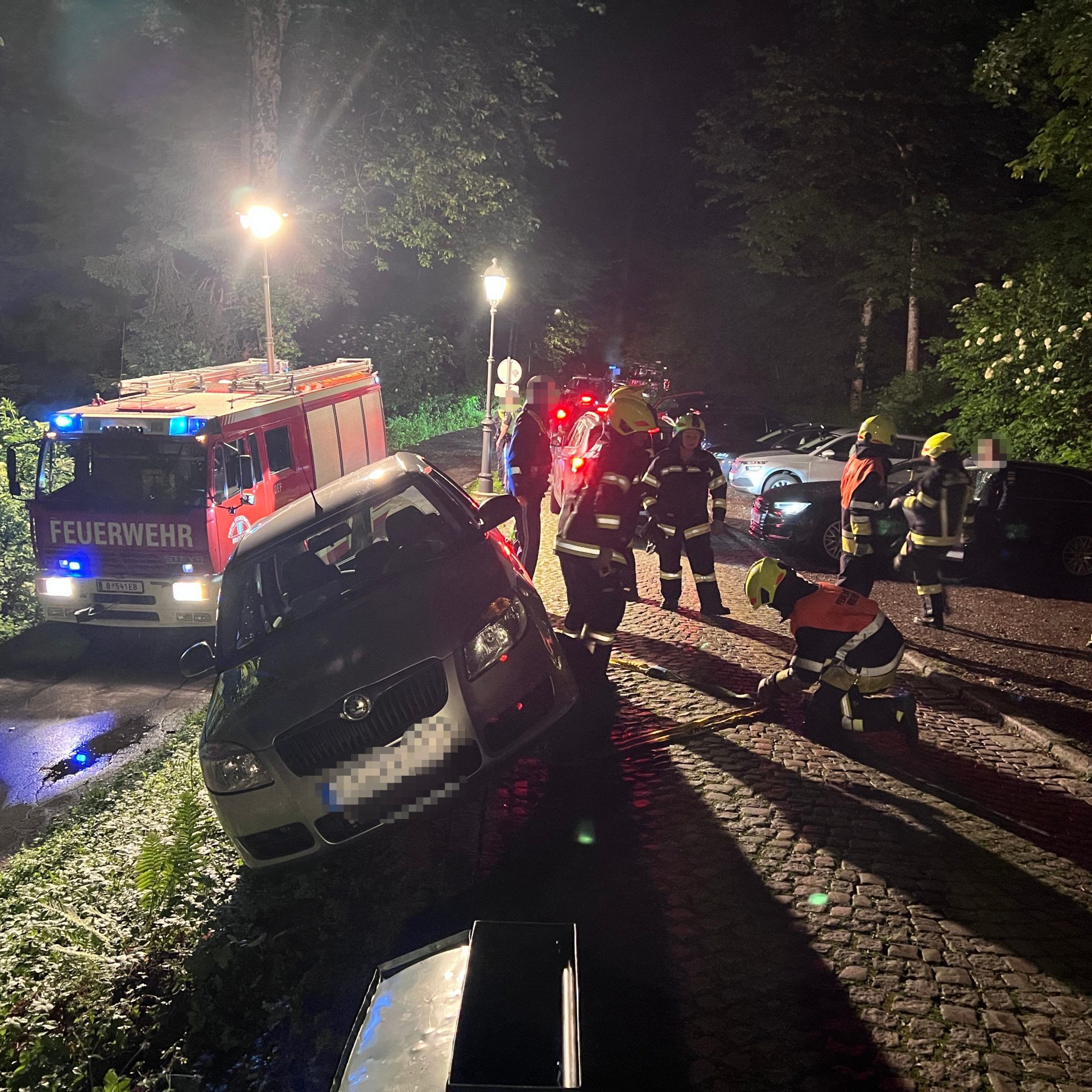 Das Auto drohte über eine Böschung abzustürzen.