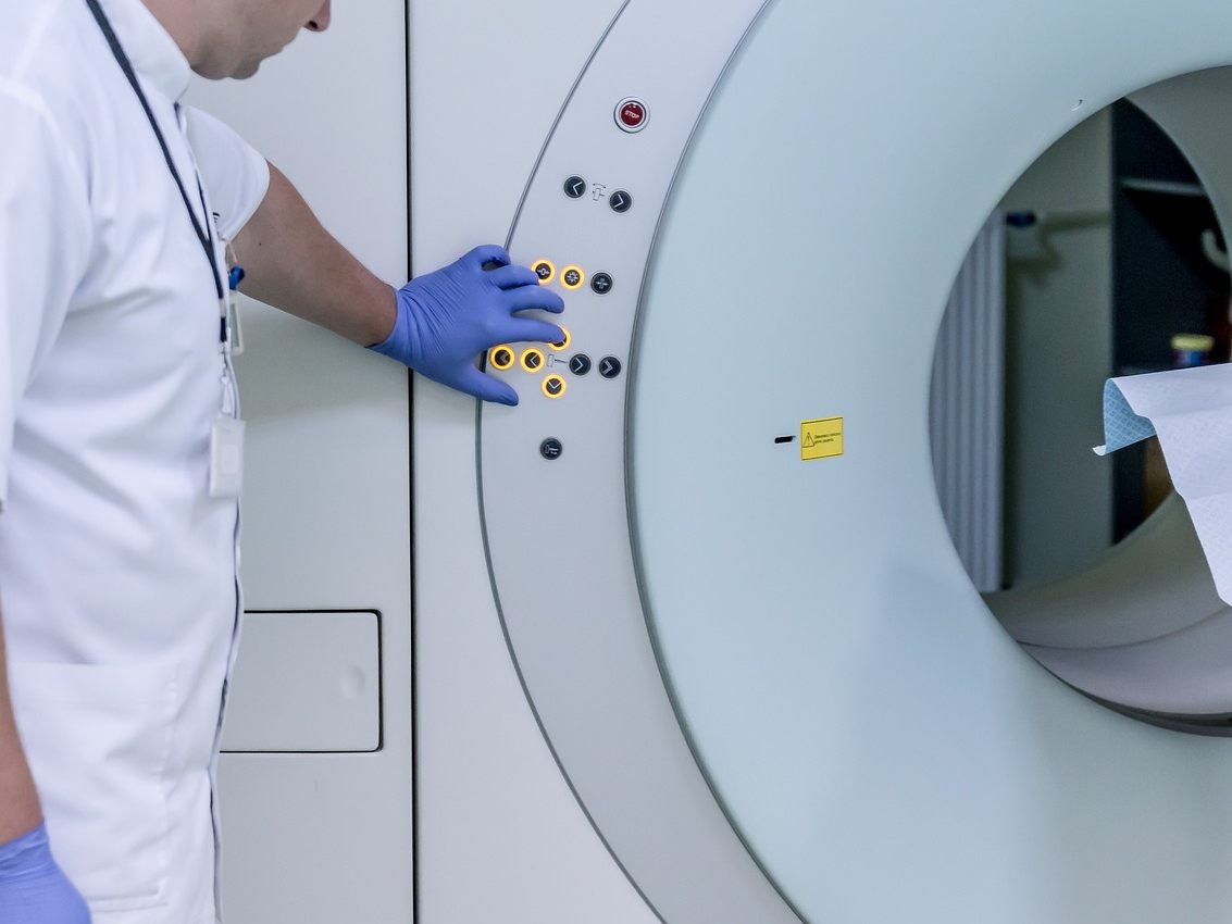 Die MRT-Geräte in Krankenhäuser seien nicht ausgelastet, sagt ÖGK-Generaldirektor Wurzer.
