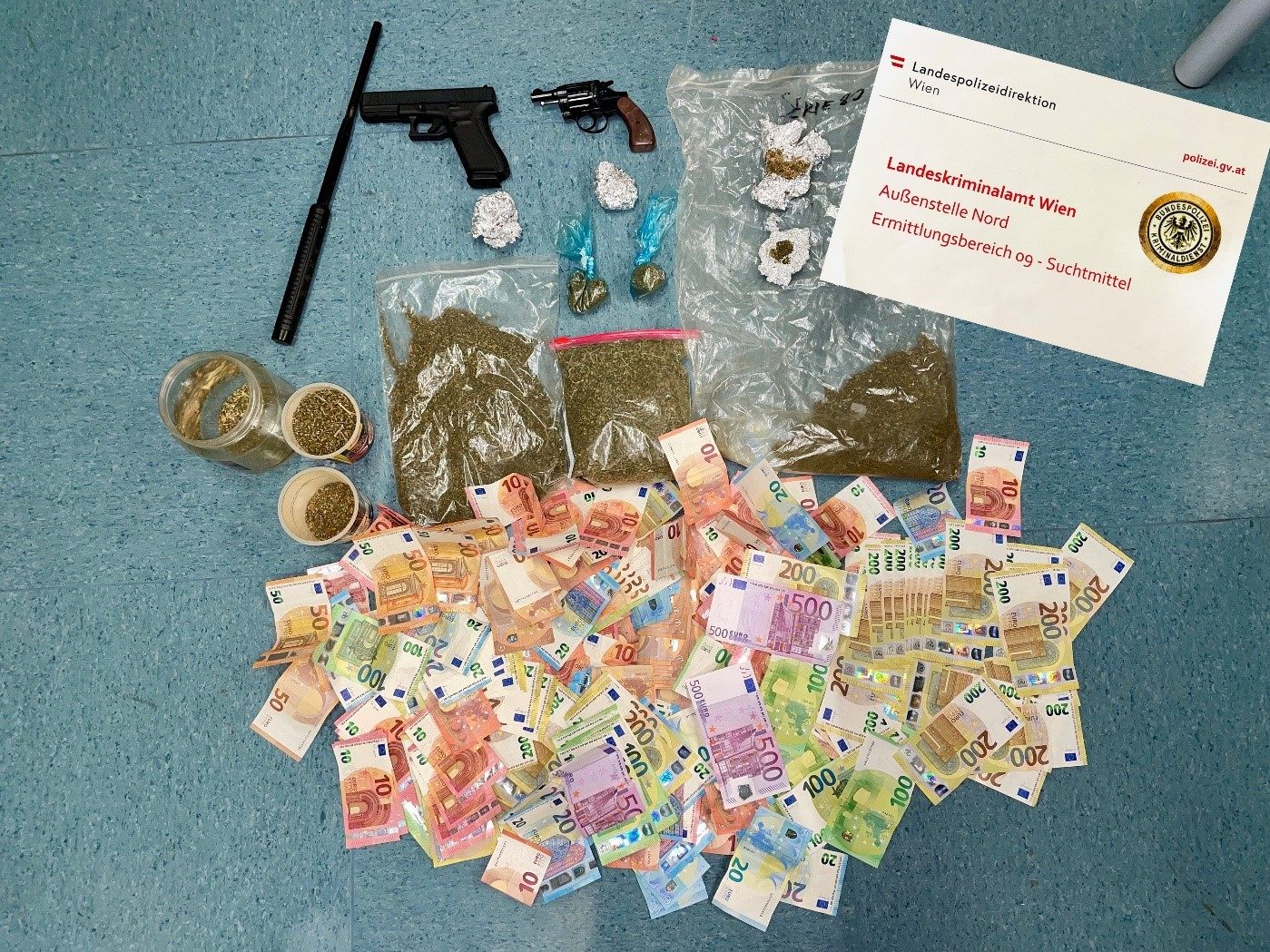 Die Wiener Polizei stellte Drogen, Bargeld und Waffen sicher. Die Wiener Polizei stellte Drogen, Bargeld und Waffen sicher.