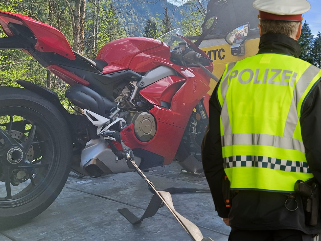 Motorrad wurde beschlagnahmt. Motorrad wurde beschlagnahmt.