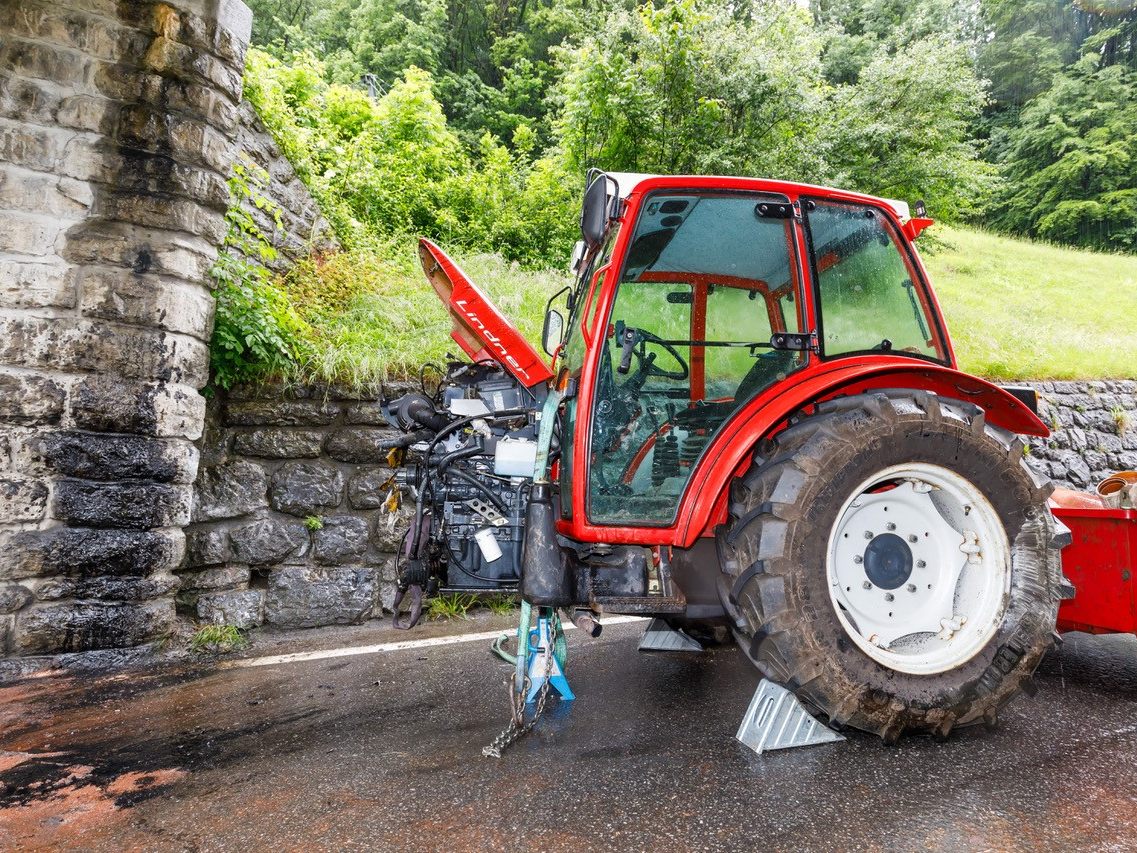 Am Traktor entstand Totalschaden Am Traktor entstand Totalschaden