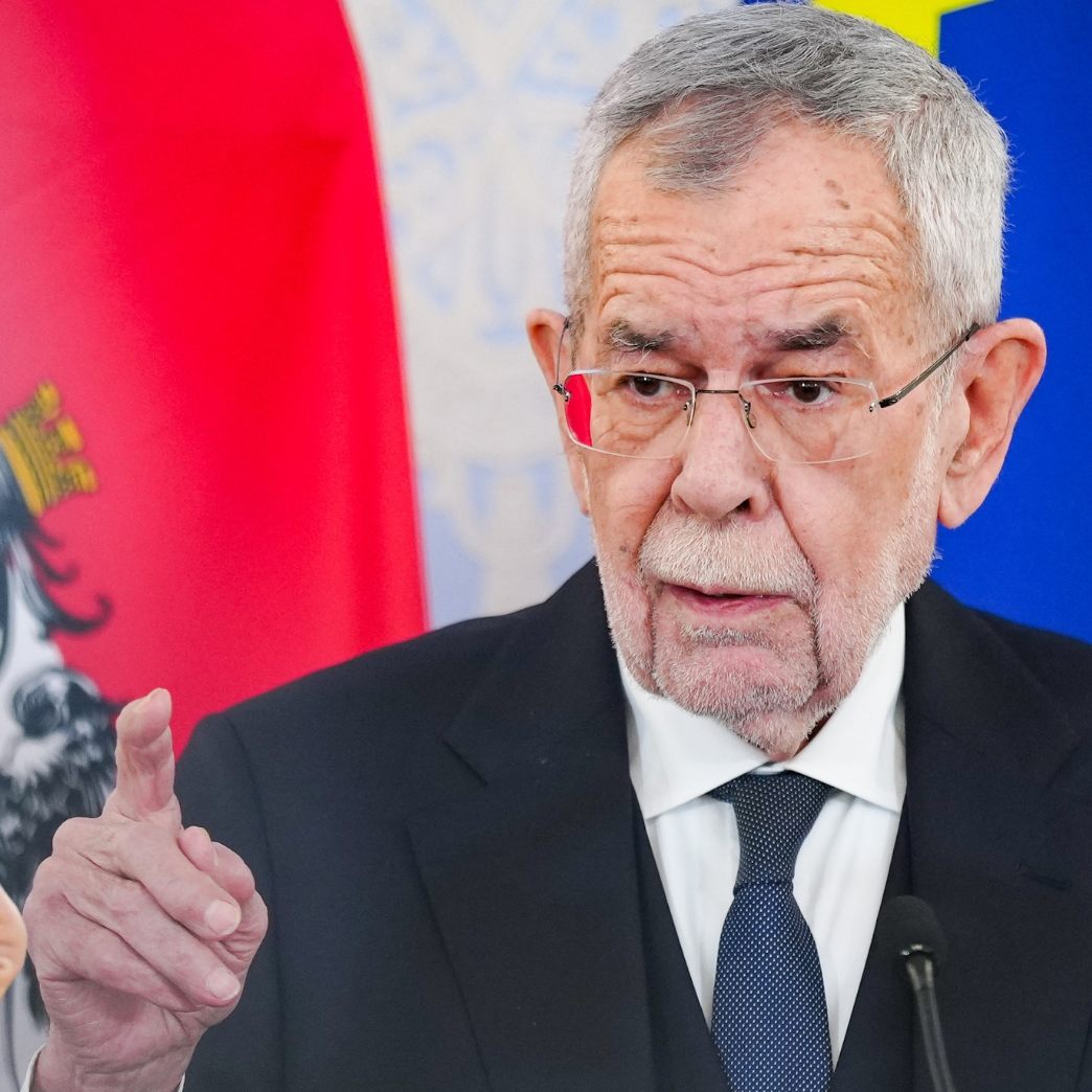 Johann Gudenus attackiert Alexander Van der Bellen.