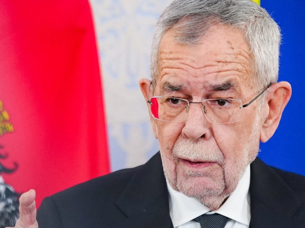 Johann Gudenus attackiert Alexander Van der Bellen. Johann Gudenus attackiert Alexander Van der Bellen.