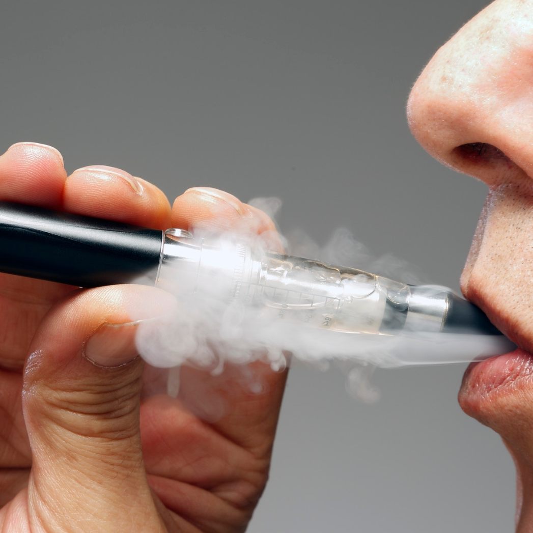 E-Zigaretten unterscheiden sich von herkömmlichen Zigaretten, da sie weder Tabak enthalten noch Teer oder Kohlenstoff produzieren, zwei der gefährlichsten Rauchnebenprodukte.