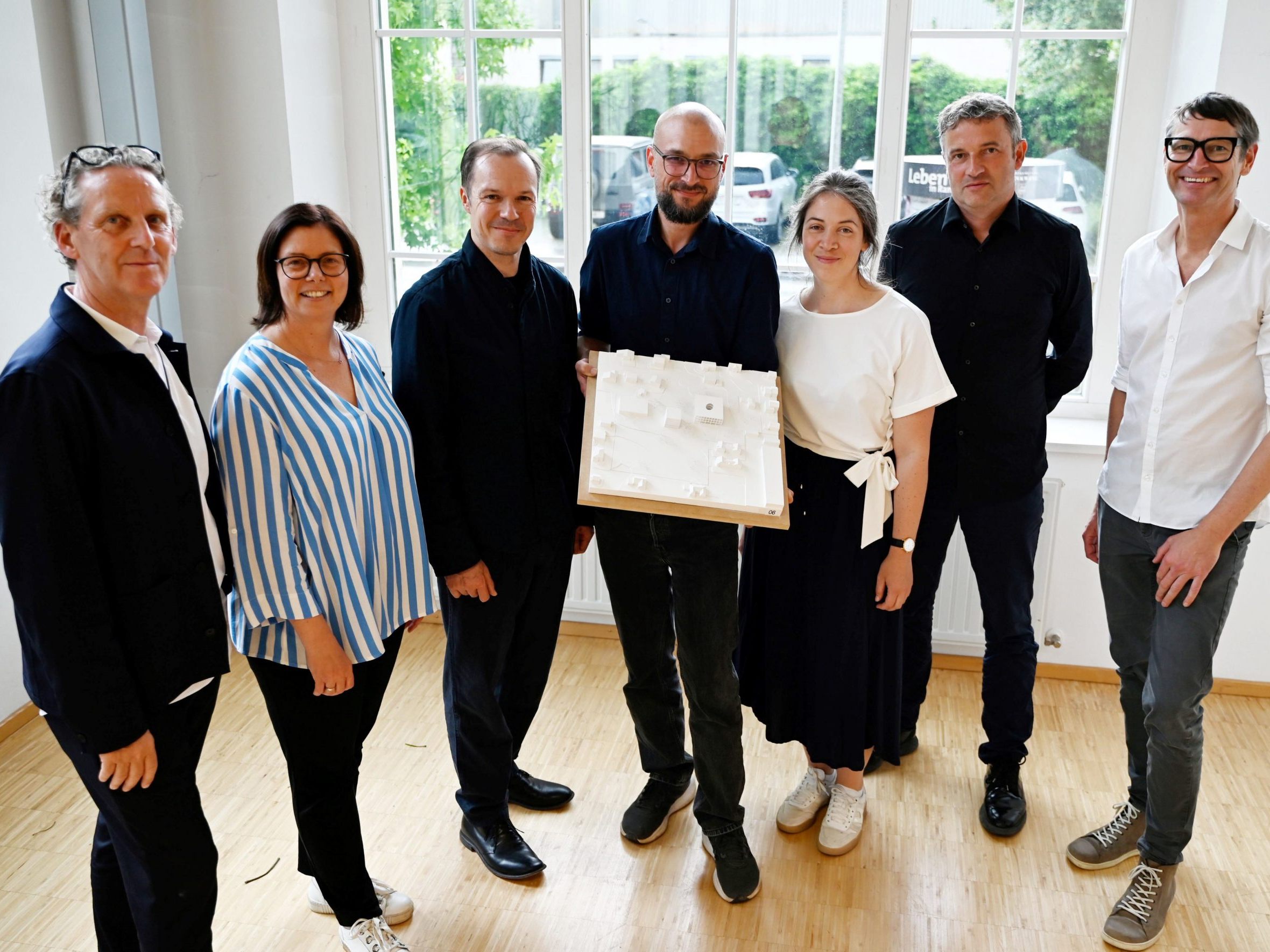 Preisrichter Anton Nachbaur-Sturm, Bgm. Katharina Wöß-Krall, Markus Innauer und Sven Matt von Innauer Matt Architekten mit Marcella Zauner (Raumplanung & Ortsentwicklung Marktgemeinde Rankweil) und Landschaftsarchitekt Andreas Geser sowie Architekt Philipp Berktold. Preisrichter Anton Nachbaur-Sturm, Bgm. Katharina Wöß-Krall, Markus Innauer und Sven Matt von Innauer Matt Architekten mit Marcella Zauner (Raumplanung & Ortsentwicklung Marktgemeinde Rankweil) und Landschaftsarchitekt Andreas Geser sowie Architekt Philipp Berktold.