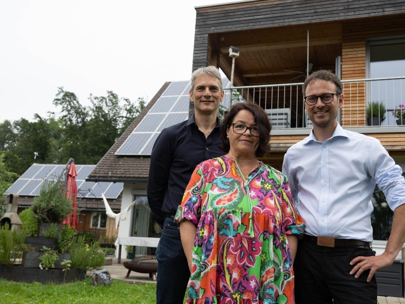 Martin Reis (Energieinstitut), Hausherrin Veronika Burtscher und Landesrat Daniel Zadra.