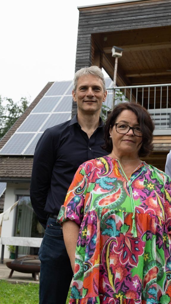 Martin Reis (Energieinstitut), Hausherrin Veronika Burtscher und Landesrat Daniel Zadra.