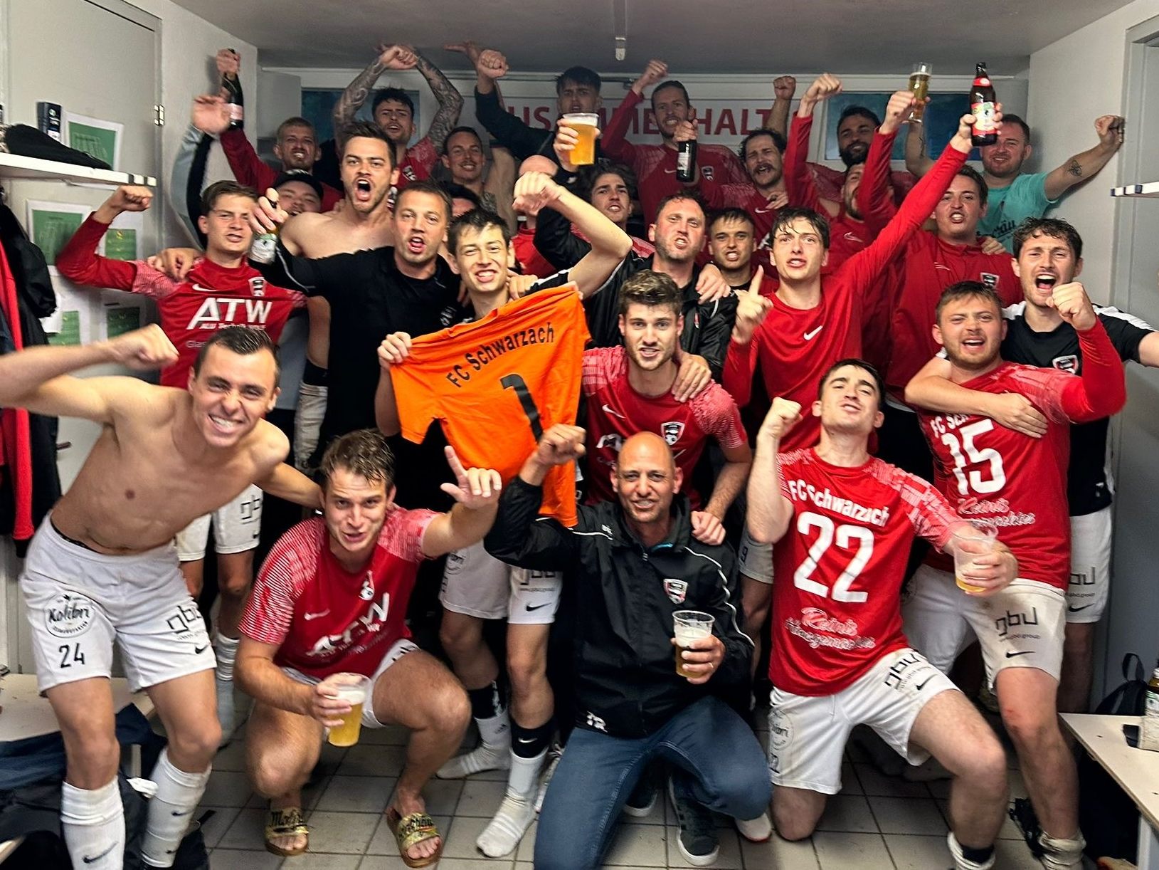 Die Fußballer vom FC Schwarzach feierten den Meistertitel überschwänglich.