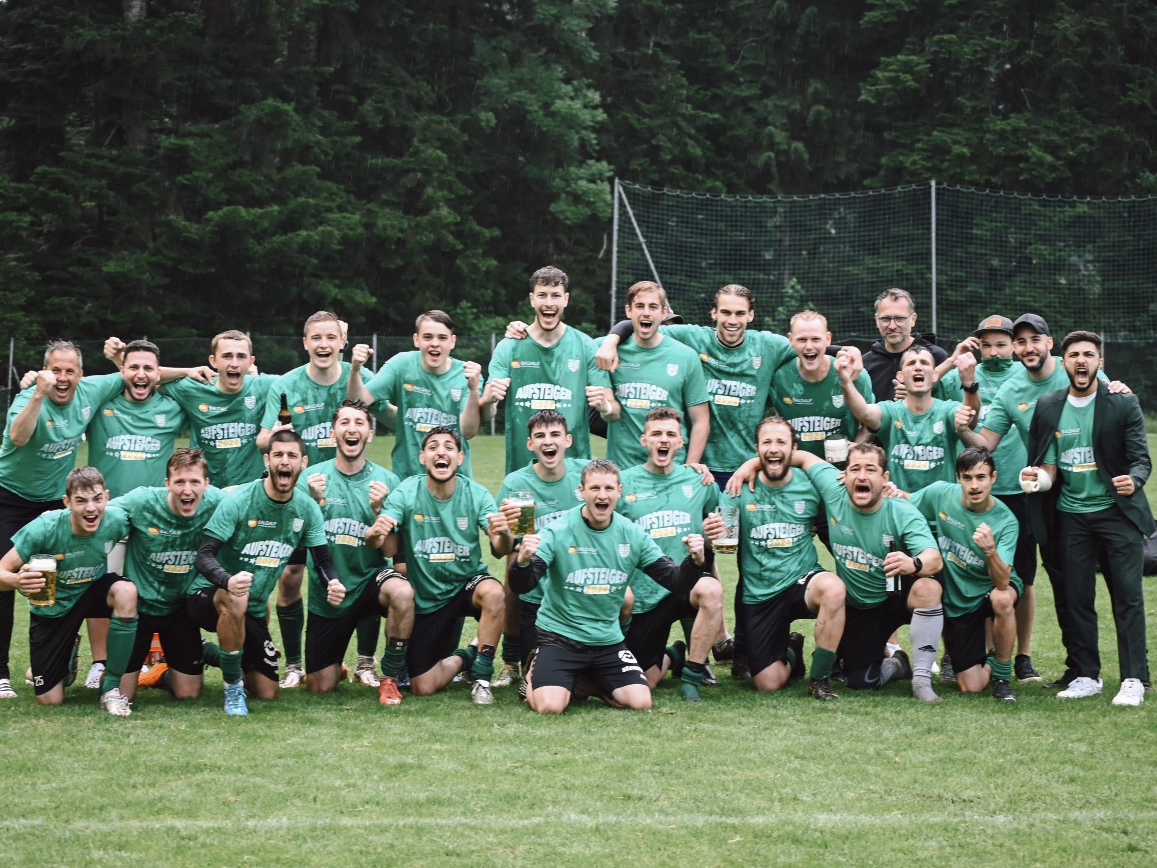 Unbeschreiblicher Jubel beim FC Doren nach dem verwirklichten Aufstieg in die Landesliga. Unbeschreiblicher Jubel beim FC Doren nach dem verwirklichten Aufstieg in die Landesliga.