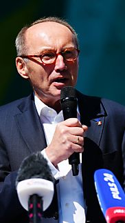 Karas ist Meinl-Reisingers Favorit für den Posten.