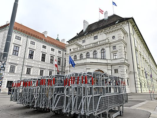 Der frühere Spitzendiplomat Wolfgang Petritsch schlug eine Neuaufteilung der Kompetenzen zwischen den für Sicherheit relevanten Ministerien vor. Der frühere Spitzendiplomat Wolfgang Petritsch schlug eine Neuaufteilung der Kompetenzen zwischen den für Sicherheit relevanten Ministerien vor.