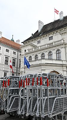 Der frühere Spitzendiplomat Wolfgang Petritsch schlug eine Neuaufteilung der Kompetenzen zwischen den für Sicherheit relevanten Ministerien vor.