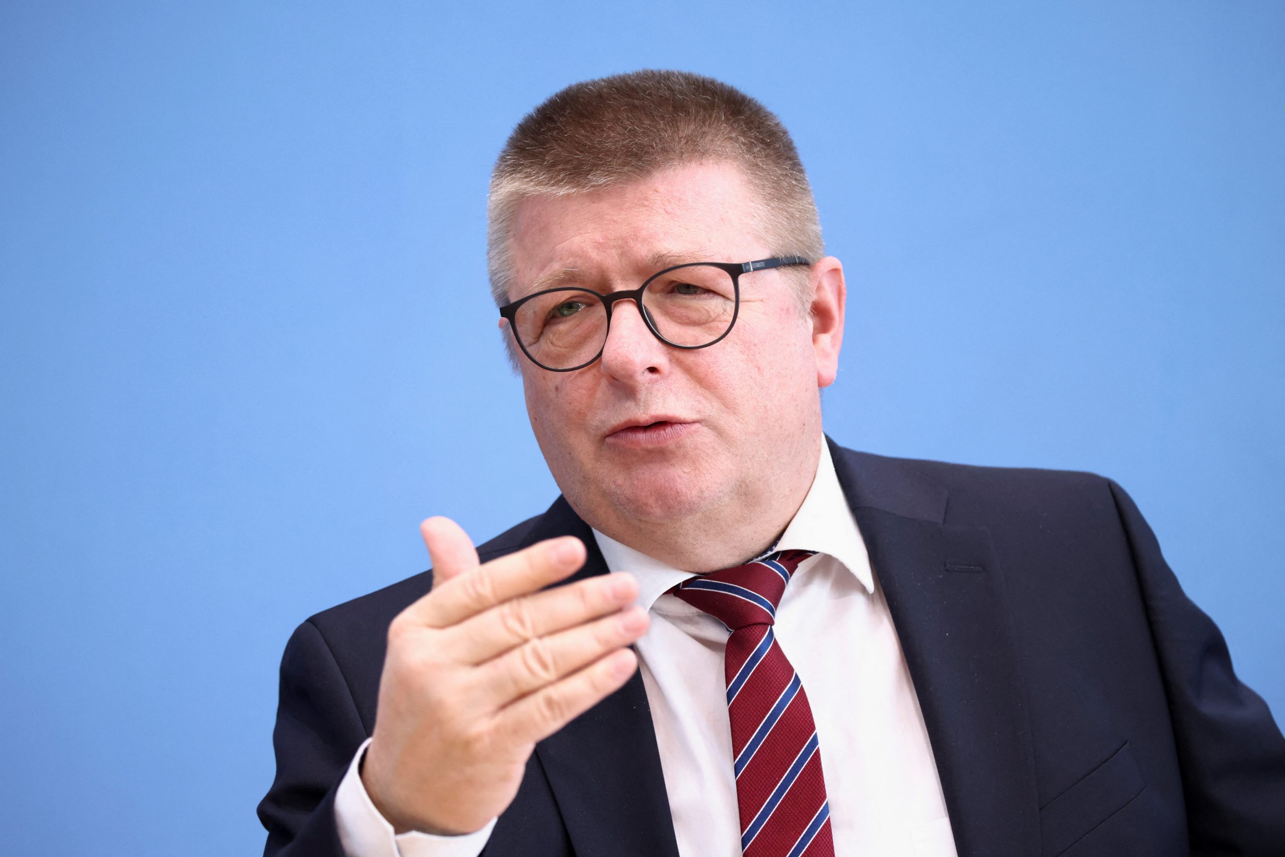 Der Präsident des deutschen Bundesamtes für Verfassungsschutz, Thomas Haldenwang, spricht während einer Pressekonferenz zu aktuellen Maßnahmen gegen den Rechtsextremismus in Berlin, Deutschland, am 13. Februar 2024. 